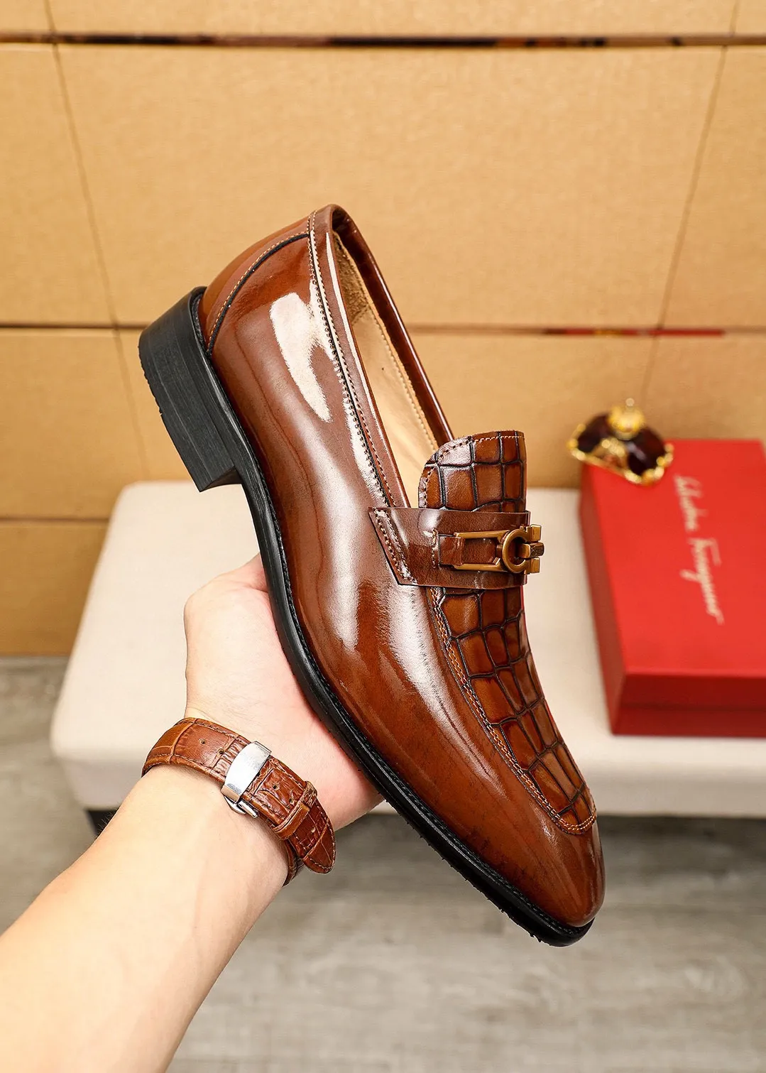 Men's shoes 💰480💰 Product trademark: Ferragamo "Ferragamo" casual leather shoes Regular size: 38-44 (45🉑️customized) Product materials: Selected imported first-layer open-edge beaded calfskin embossed upper + original hardware buckle, imported water-dyed cowhide leather lining. Strong three-dimensional visual effect, combined outsole Color: 2⃣️colors available